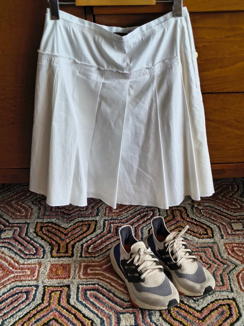 90's Minimalist BCBG Pleated Skirt - Size 4 (FSH-010)
